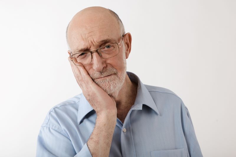 https://www.andersonsmile.com/blog/wp-content/uploads/Frowning-senior-man-with-oral-pain.jpg